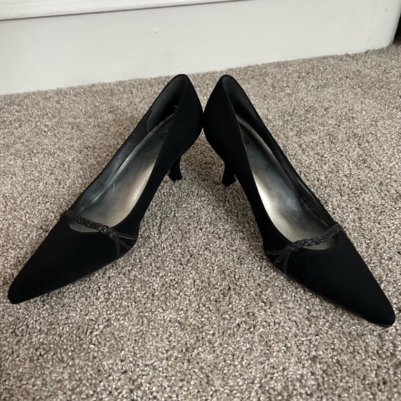 Vintage Stuart Weitzman Black Kitten Heel in Size 7 1/2 - Picture 4 of 8